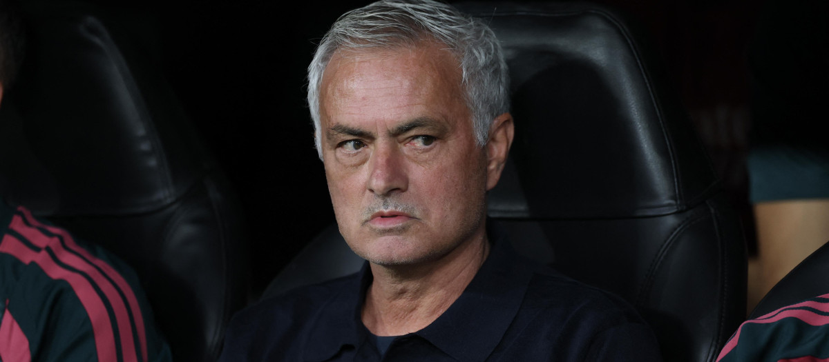 José Mourinho, en el banquillo del Bernabéu durante el Real Madrid - Inter de Milán