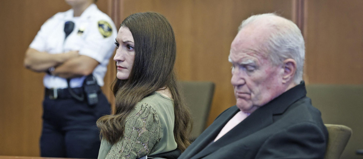 Lindsay Clancy y su abogado Kevin Reddington escuchan mientras el juez declara nulo el juicio al concluir el juicio por asesinato de Clancy en el Tribunal Superior del Condado de Plymouth en Plymouth, Massachusetts,