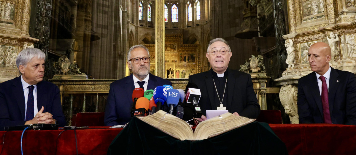 El vicepresidente primero y consejero de Desregulación, Familia y Ayudas Sociales, Carlos Pollán, asiste a la entrega del Tumbo Legionense del archivo de la Catedral de León