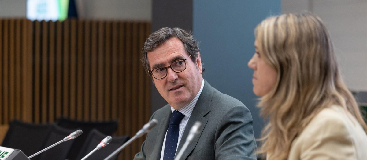 El presidente de la CEOE, Antonio Garamendi, junto a la presidenta de Cepyme, Ángela de Miguel.