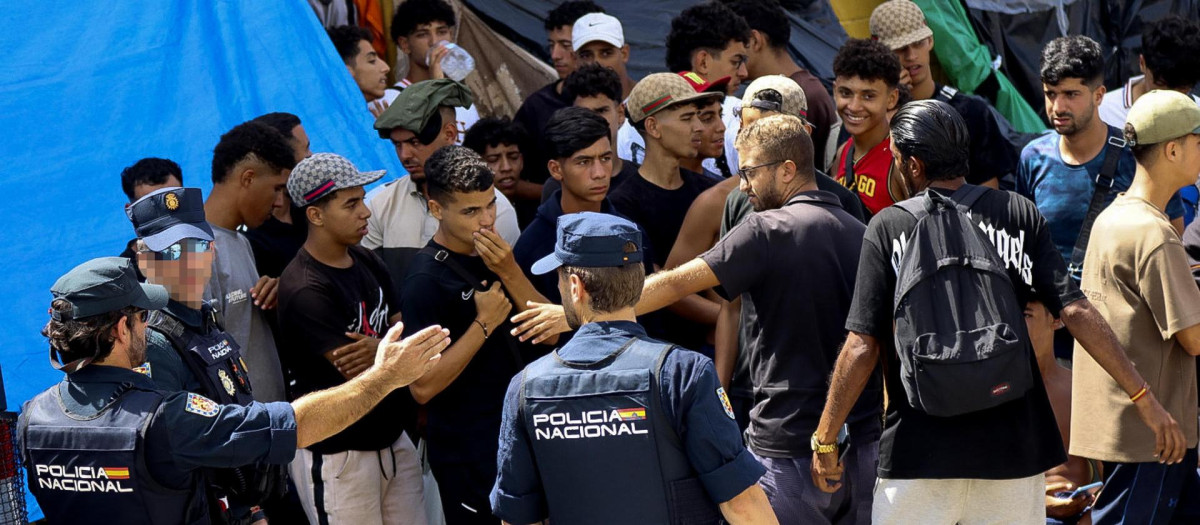 Varios agentes de la Policía Nacional trabajan en el Centro de Acogida Temporal de Extranjeros provisional
