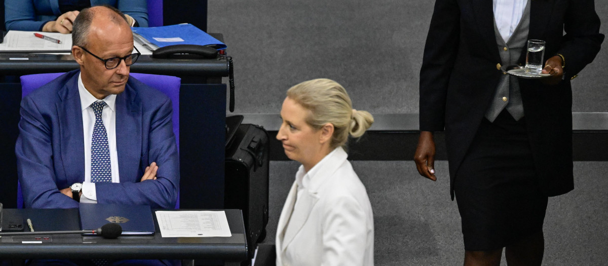 La colíder del partido Alternativa para Alemania (AfD), Alice Weidel, pasa junto al canciller alemán Friedrich Merz