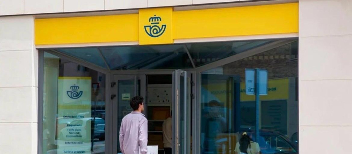 Se reduce el número de personas que entra en las oficinas de Correos.