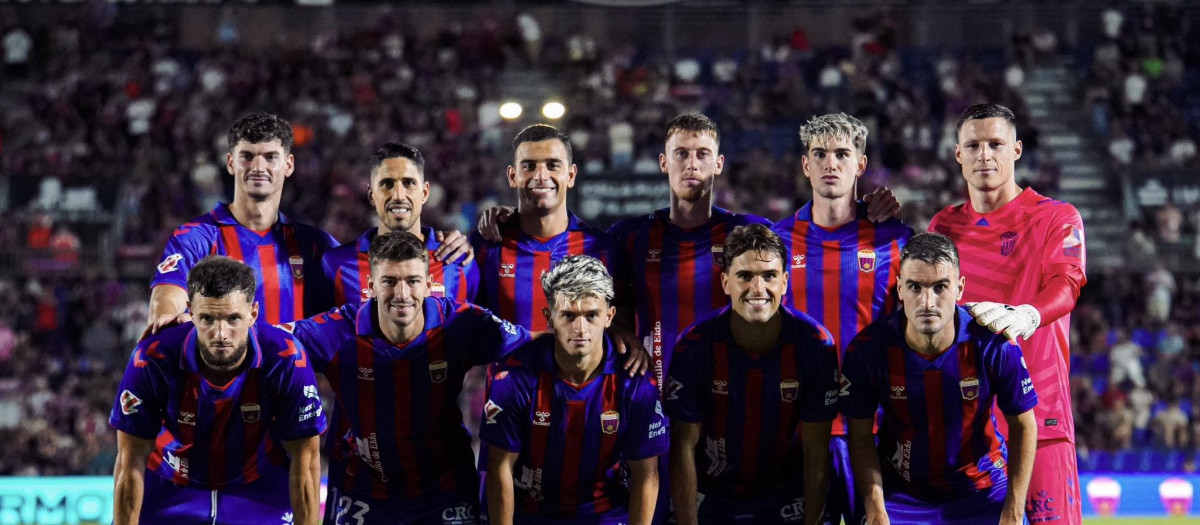 Los jugadores del CD Eldense posan antes del inicio de un partido esta temporada