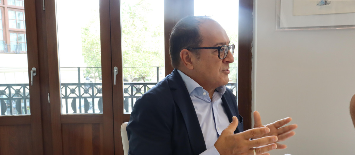 Imagen de Carlos Fornes durante su entrevista con El Debate