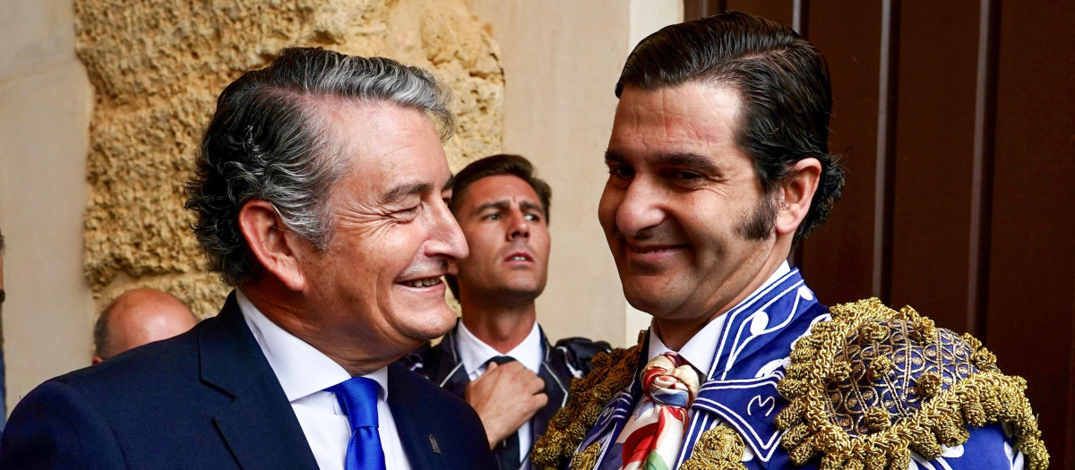 El vicepresidente primero y consejero de Presidencia, Antonio Sanz, saluda al torero Morante de la Puebla antes de la Goyesca de Ronda