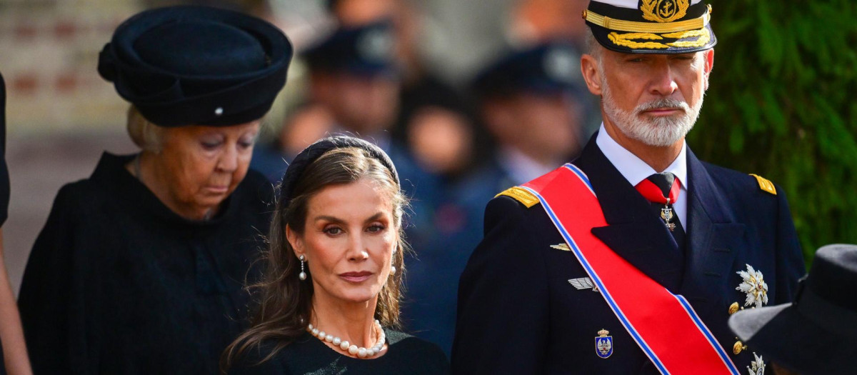 Los Reyes Felipe y Letizia, a la salida de la catedral de Oslo tras el funeral de Estado del rey Harald V