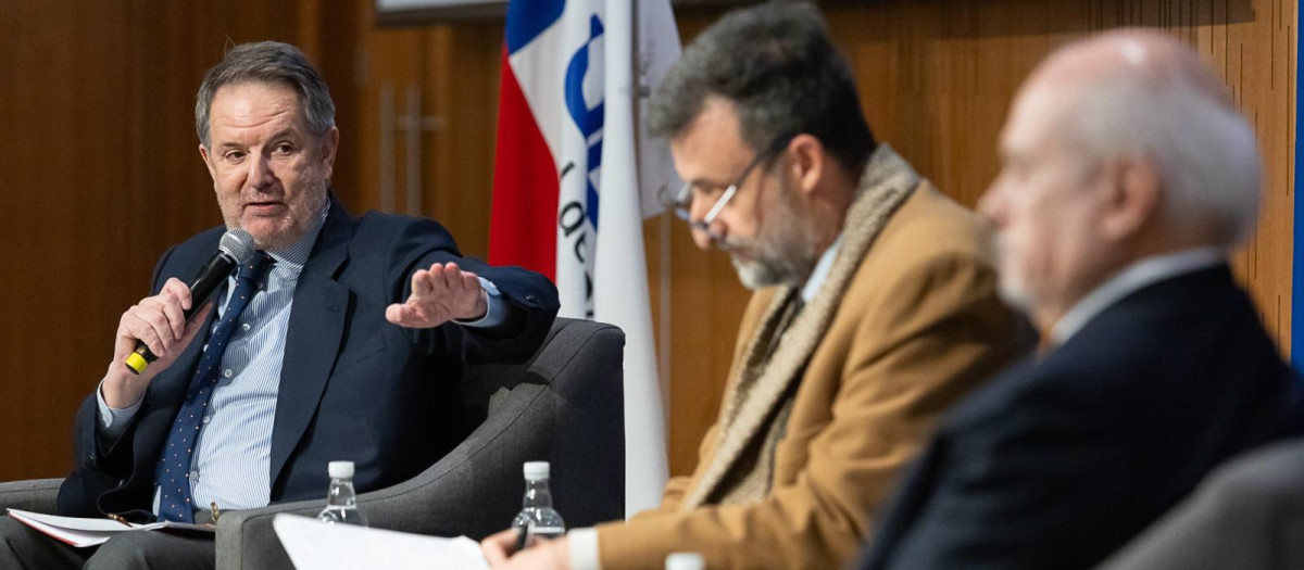 El director de El Debate, Bieito Rubido, el escritor e investigador de Faro UDD, Cristián Warnken, y el el expresidente del Consejo de Ministros de Perú, Pedro Cateriano