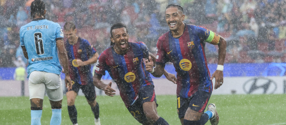 Raphinha celebra uno de los goles del Barcelona ante el Feyenoord