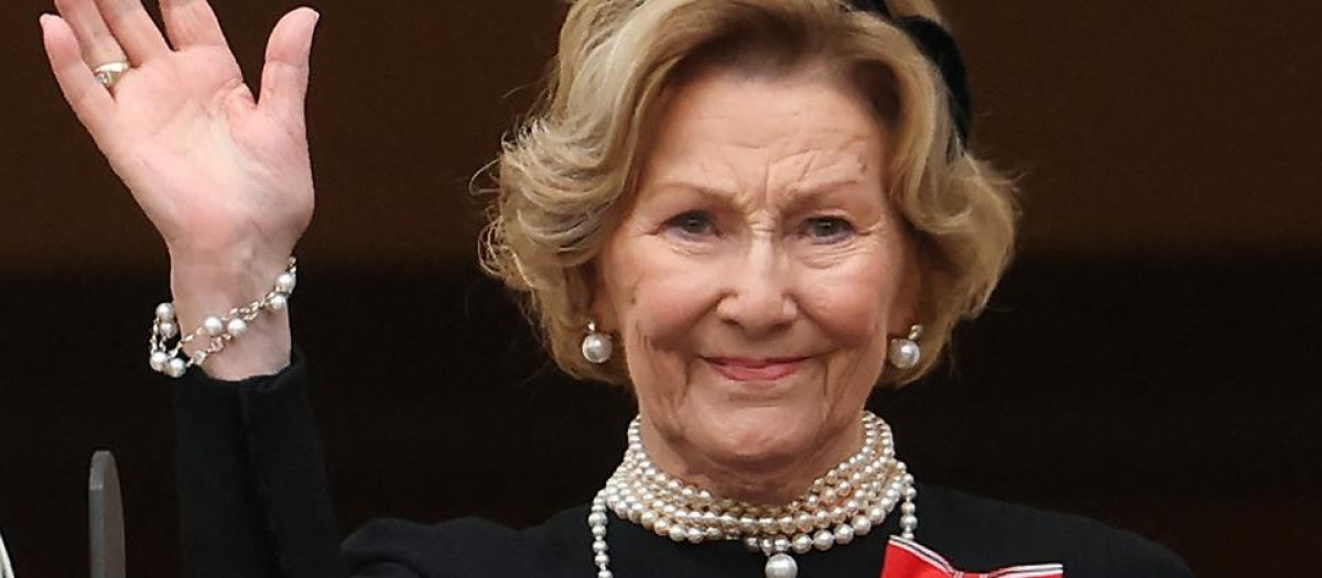 La Reina Sonia de Noruega saluda al público desde el balcón del Palacio Real de Oslo