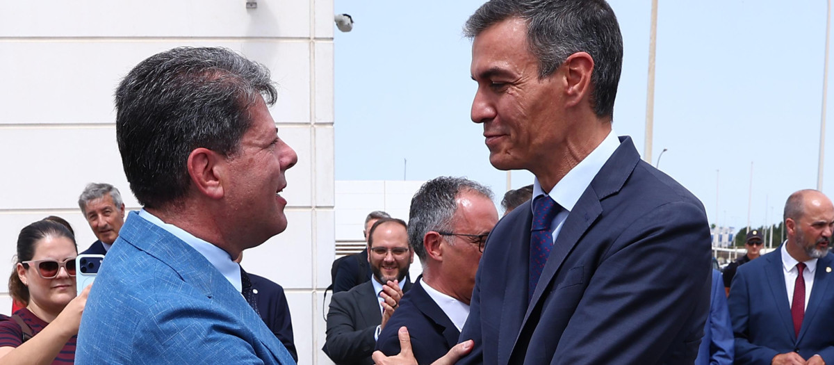 El presidente del Gobierno, Pedro Sánchez, abraza al ministro principal de Gibraltar, Fabian Picardo, durante el acto de demolición de la Verja