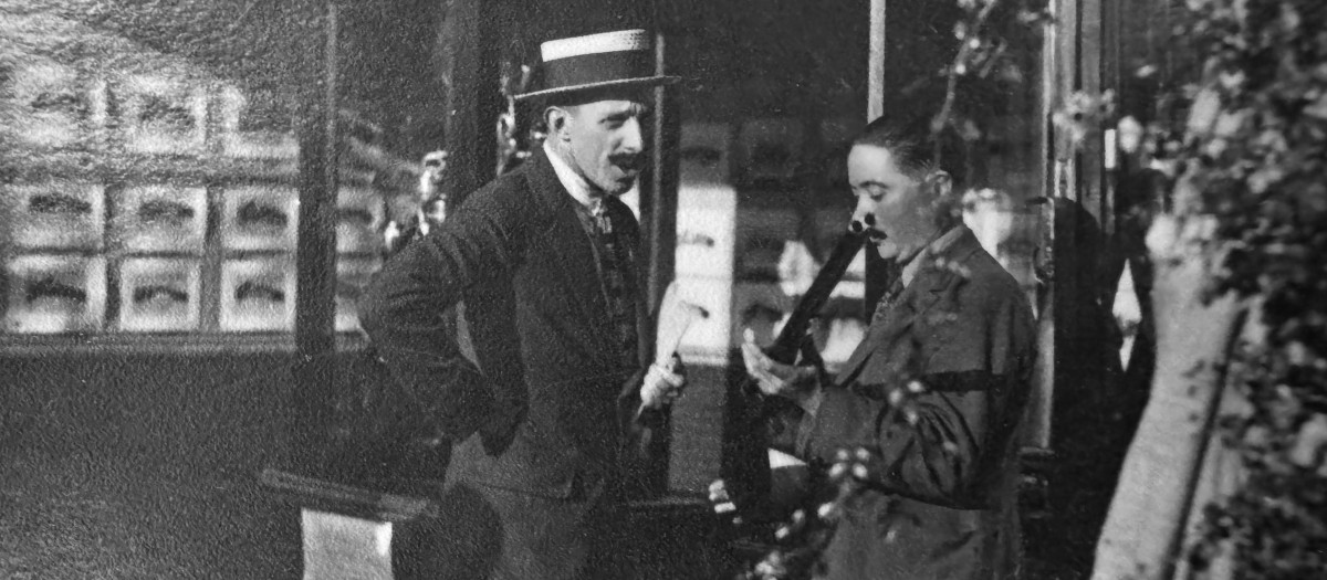 Alfonso XIII con el armero Joaquín Fernández