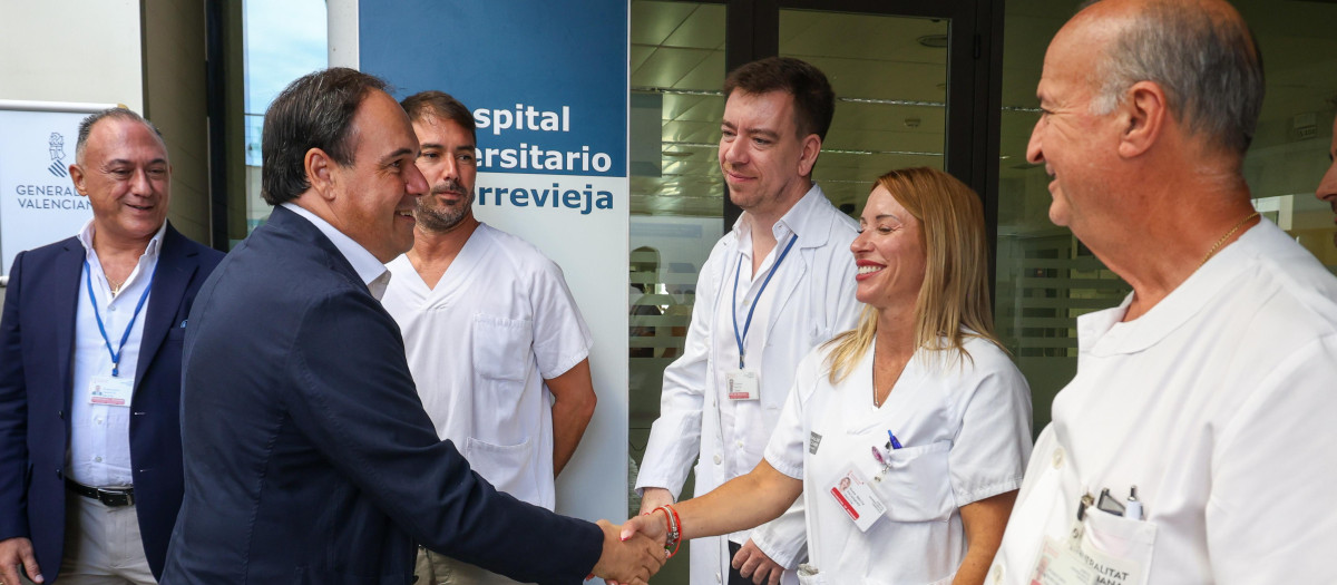 Juanfran Pérez Llorca en su visita al hospital de Torrevieja
