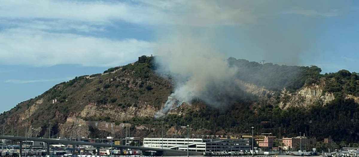 La columna de humo por el incendio en Montjuic