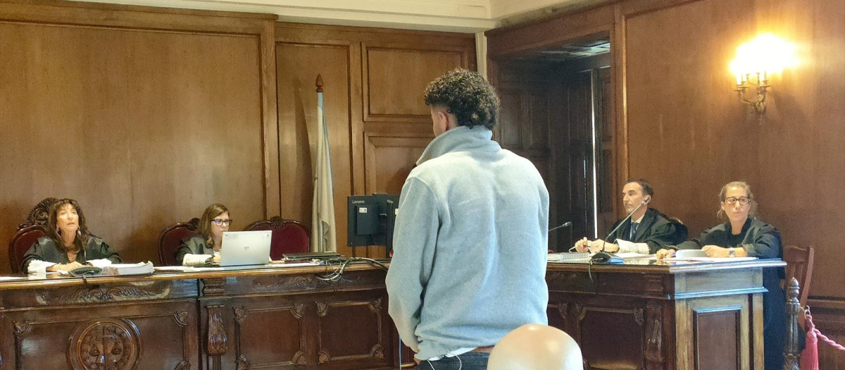 El hombre acusado de varios delitos de maltrato en el ámbito de la violencia de género, en el juicio celebrado en la Audiencia de Pontevedra, a 10 de septiembre de 2026.

EUROPA PRESS
10/9/2026