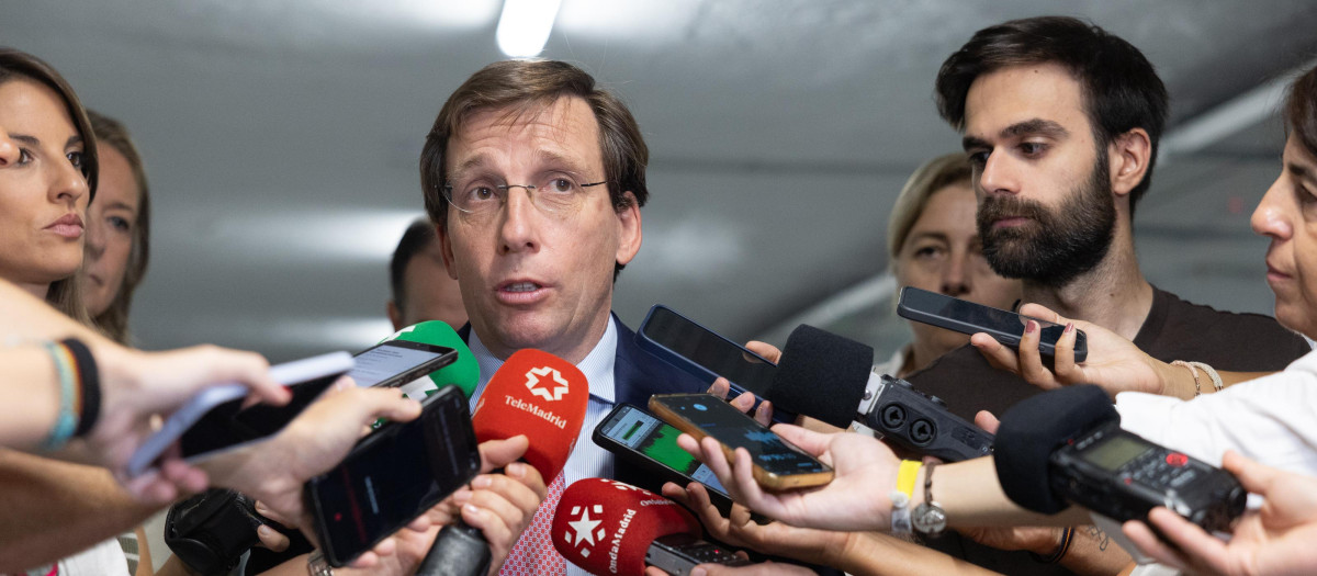 El alcalde de Madrid, José Luis Martínez-Almeida, frente a los medios en una imagen de archivo