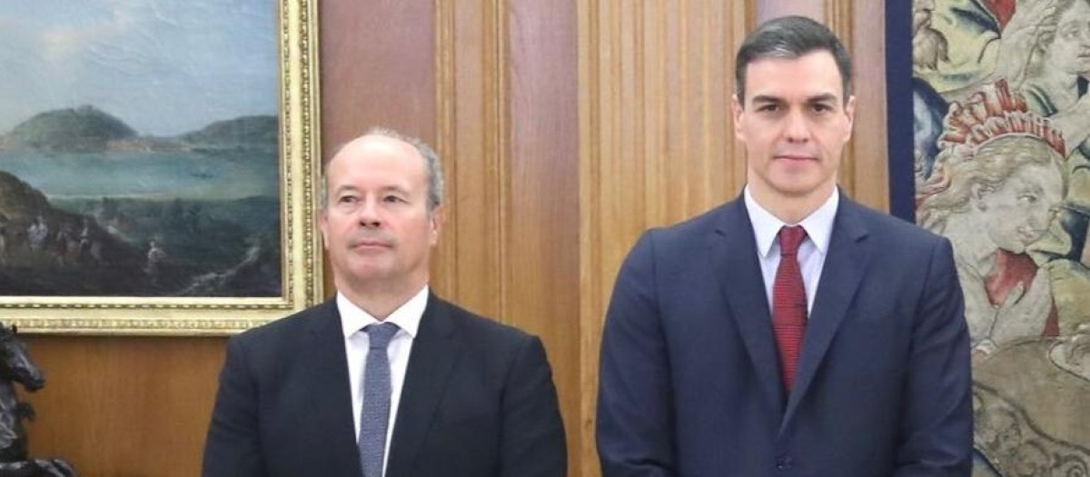 El exministro de Justicia,Juan Carlos Campo y el presidente del Gobierno, Pedro Sánchez, en una imagen de 2020