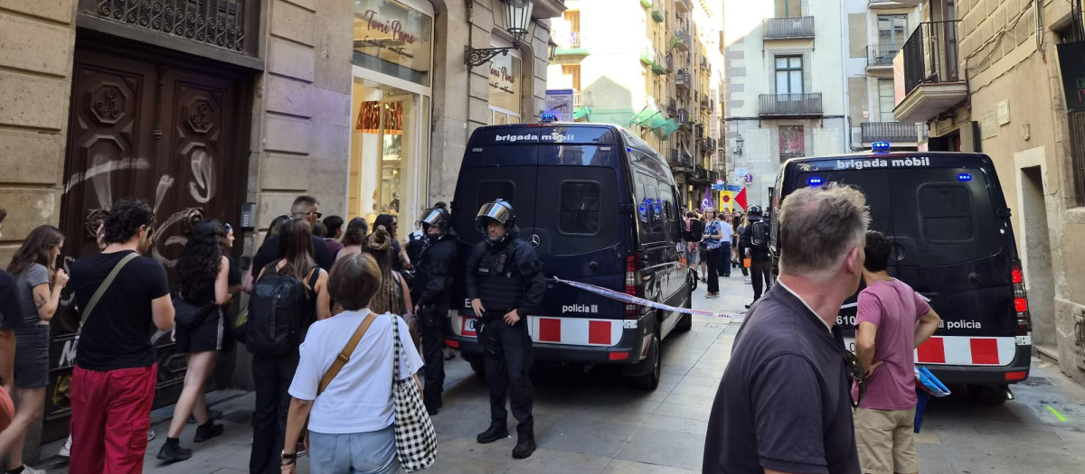 Vehículos antidisturbios de los Mossos, bloqueando el acceso al Fossar, este viernes