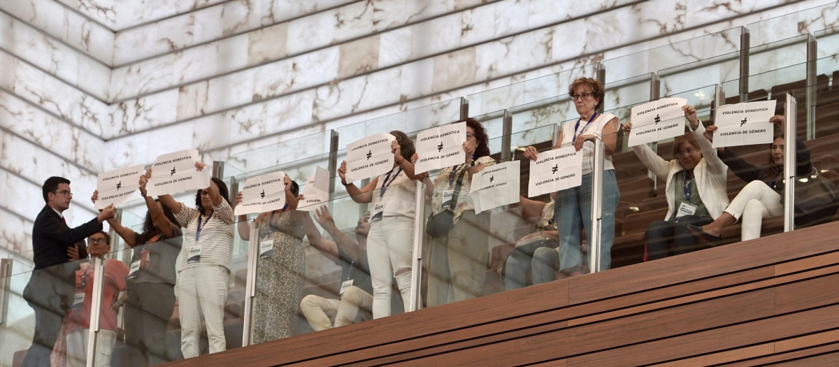 Protesta en la sesión plenaria de las Cortes de Castilla y León