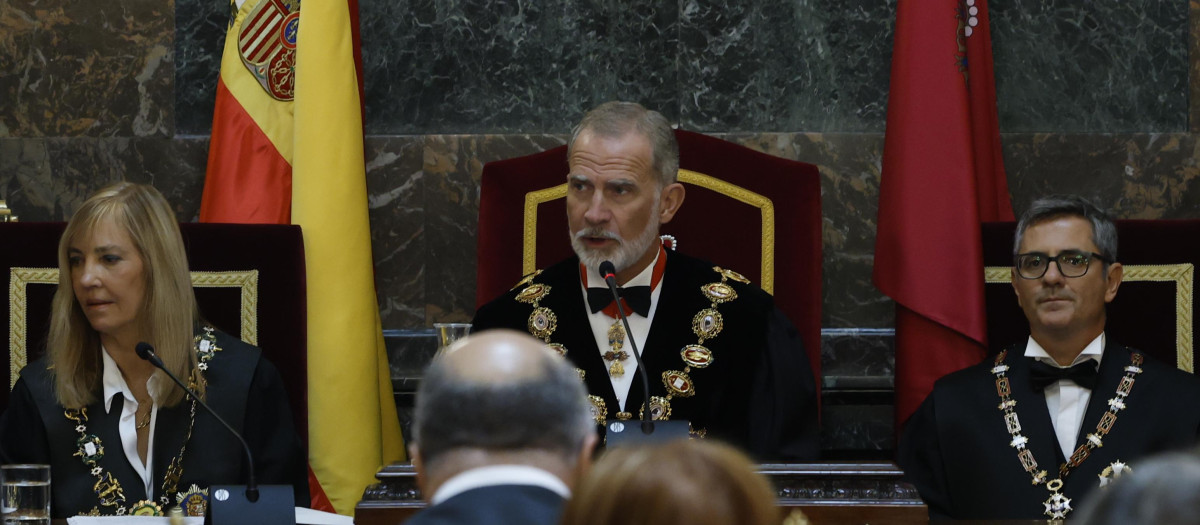 El rey Felipe VI, el ministro de Justicia Félix Bolaños, la presidenta del Tribunal Supremo y del Consejo General del Poder Judicial, Isabel Perelló, durante el acto de apertura del Año Judicial