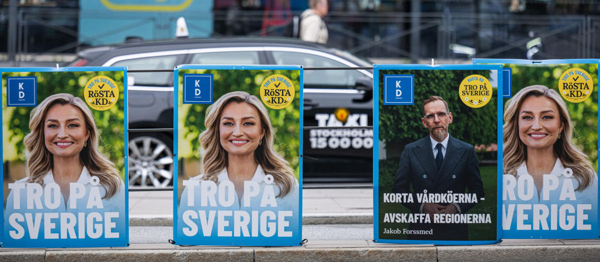 Carteles de campaña electoral con la líder de la Democracia Cristiana, Ebba Busch, y el político de la misma formación, Jakob Forssmed, se exhiben en el centro de Estocolmo, Suecia
