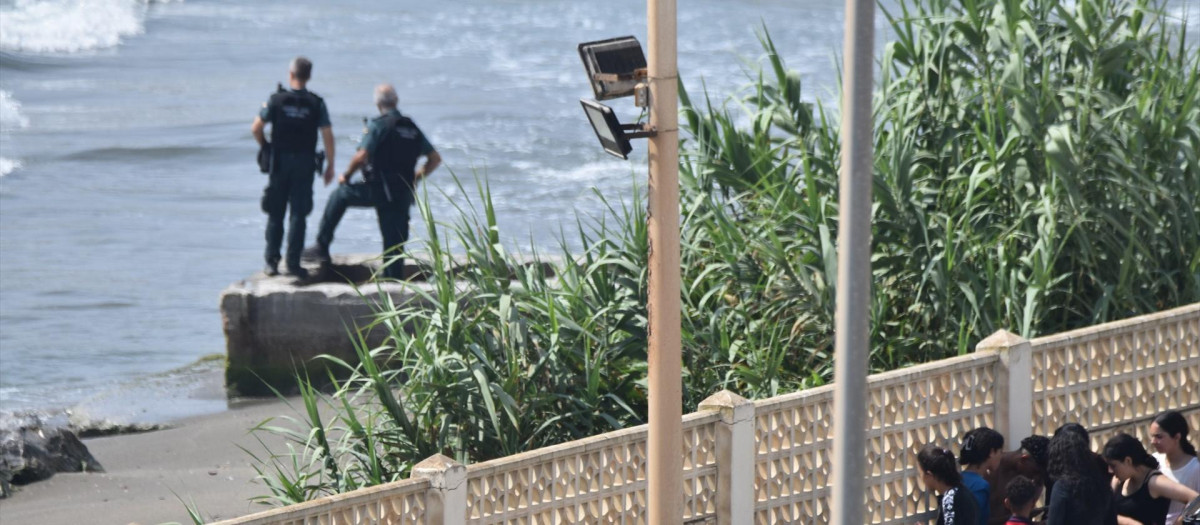 Dos agentes de la Guardia Civil vigilan la frontera, a 30 de julio de 2026, en Ceuta