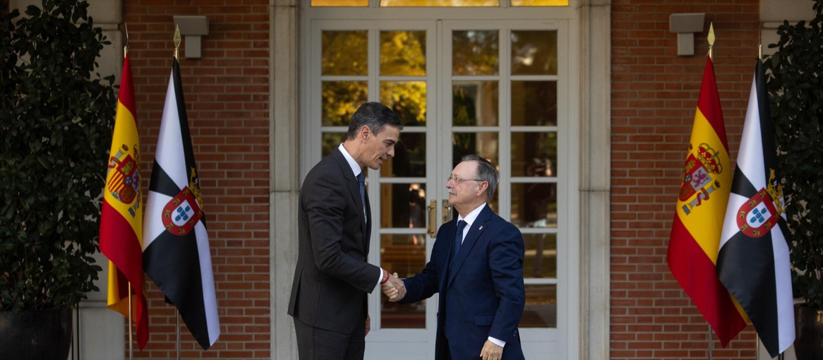 El presidente del Gobierno, Pedro Sánchez (i), recibe al presidente de Ceuta, Juan Jesús Vivas (d), en el Palacio de La Moncloa