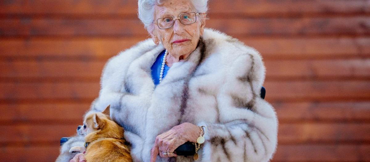 La Princesa Astrid de Noruega, sentada en una silla de ruedas