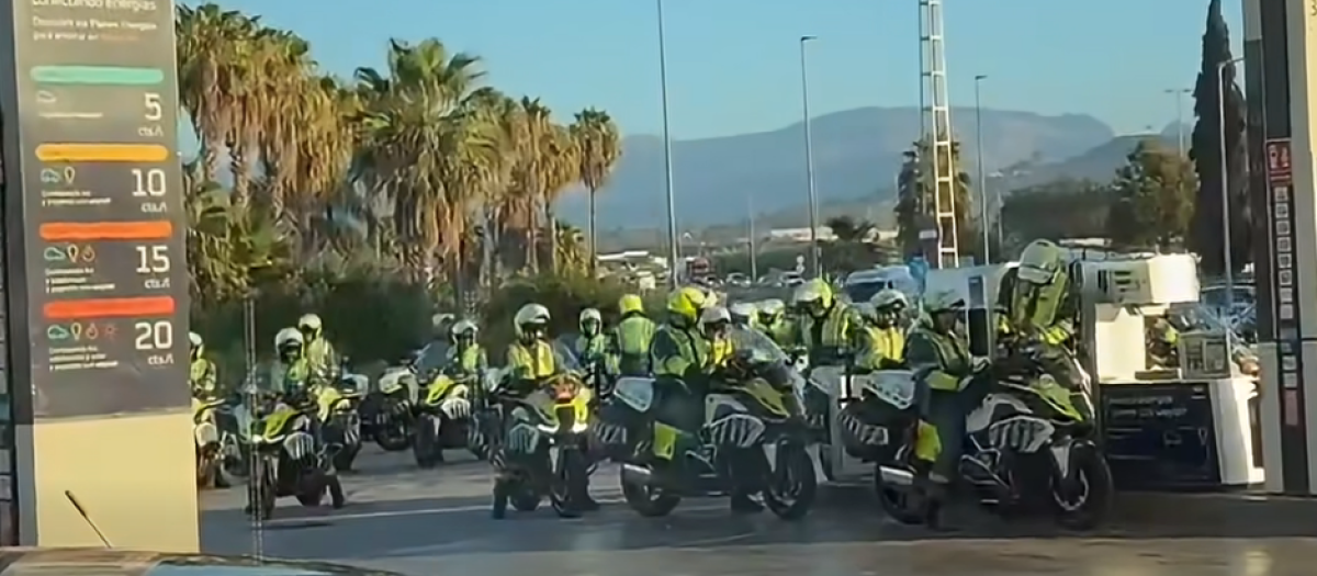 Los agentes en una gasolinera en la carretera