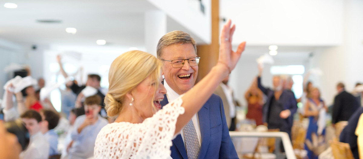 Imagen tomada este sábado durante la boda de Ximo Puig y Gabriela Bravo