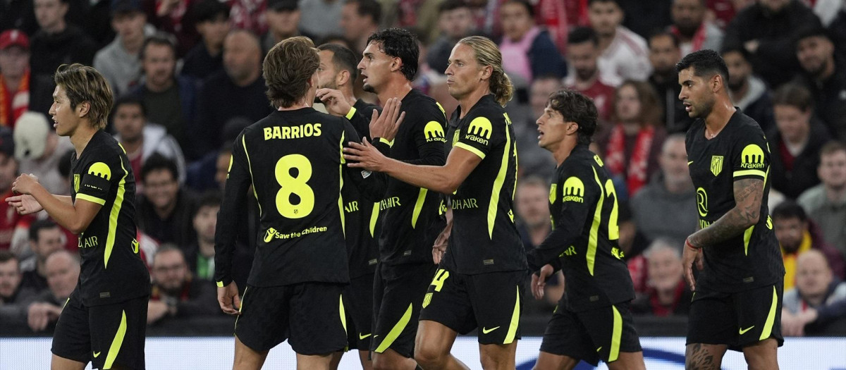 Los jugadores del Atlético de Madrid, en Anfield el pasado miércoles