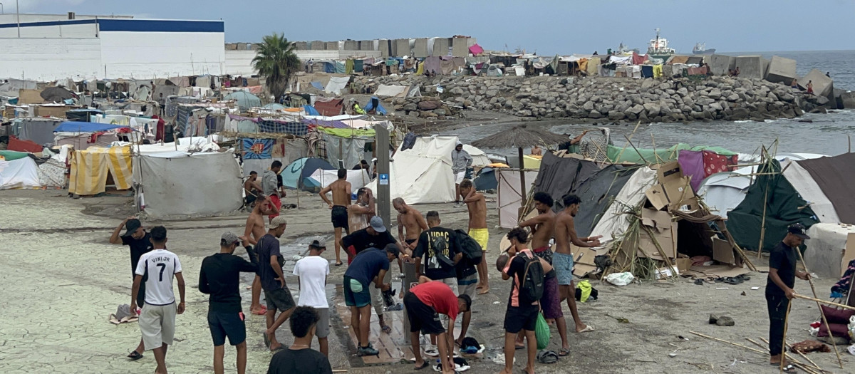 Migrantes en un nuevo asentamiento, en la playa de Benítez (Ceuta)