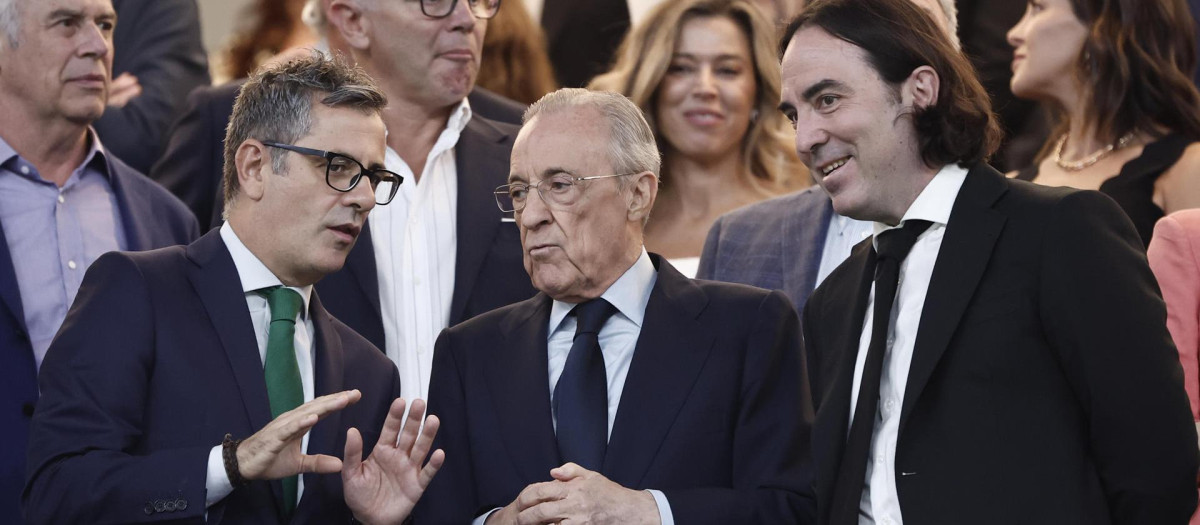 El presidente del Real Madrid, Florentino Pérez (c), conversa con el ministro de la Presidencia, Justicia y Relaciones con las Cortes, Félix Bolaños (i), en el palco