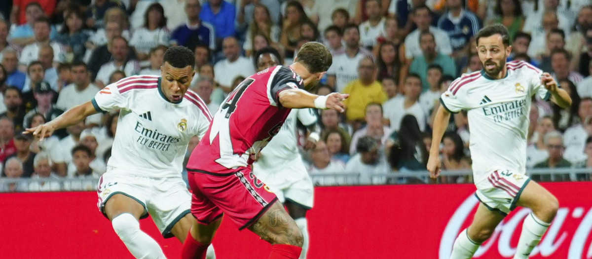 Kylian Mbappé lucha un balón con Florian Lejeune