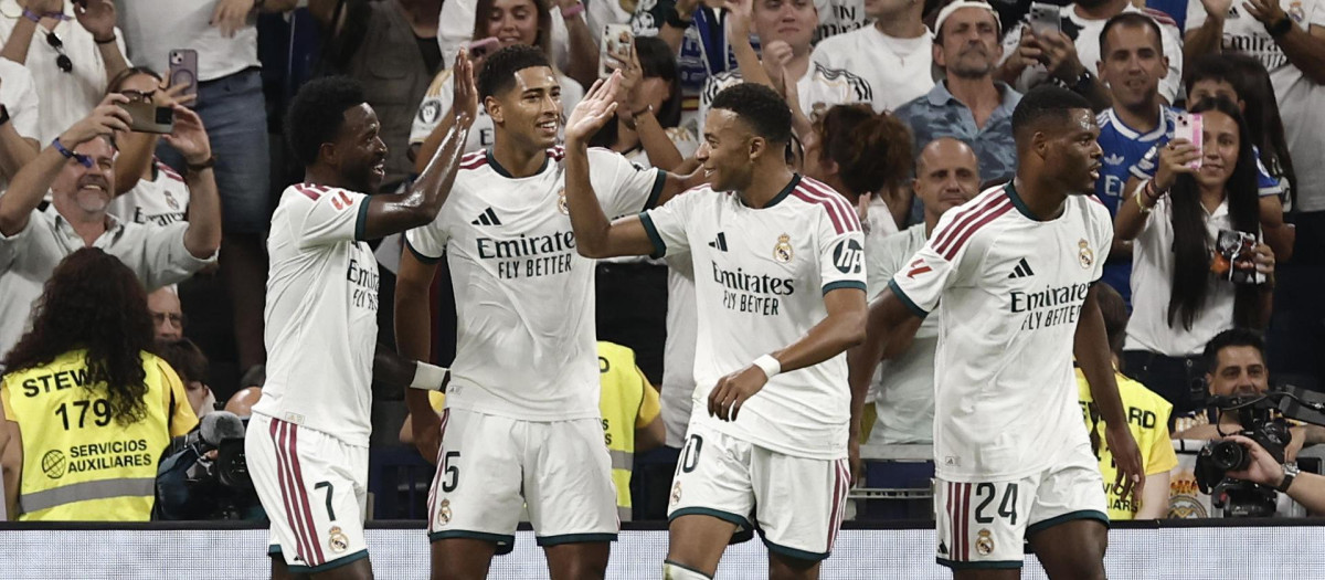 MADRID, 12/09/2026.- El centrocampista británico del Real Madrid Jude Bellingham (2i) celebra su gol en el encuentro correspondiente a la jornada 5 de LaLiga entre Real Madrid y Rayo Vallecano, este sábado en el estadio Santiago Bernabéu, en Madrid. EFE/ Sergio Pérez