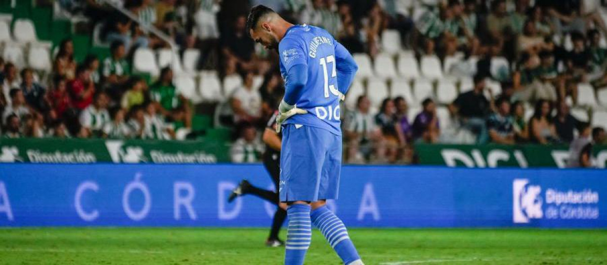 Guilherme Fernandes mira al suelo durante un momento del Córdoba-Almería