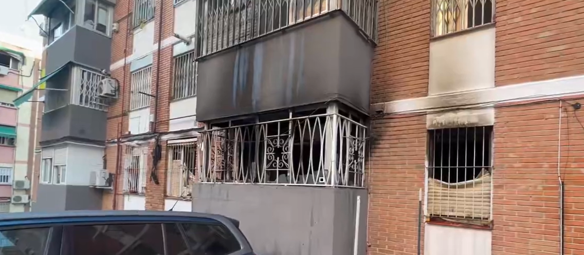 Bomberos extinguen un fuego en una vivienda en Ciudad Lineal
