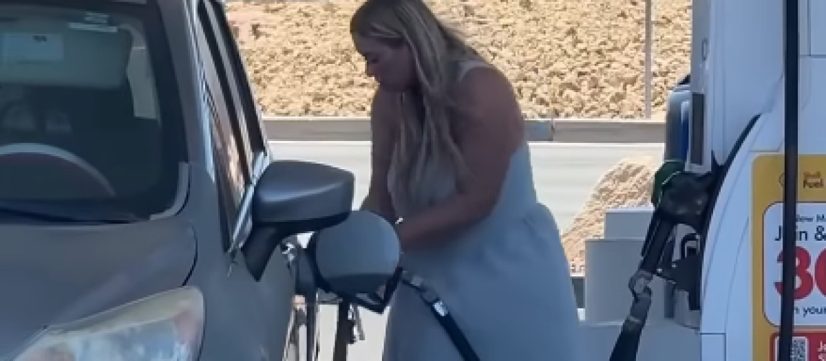 La conductora en pleno robo de combustible