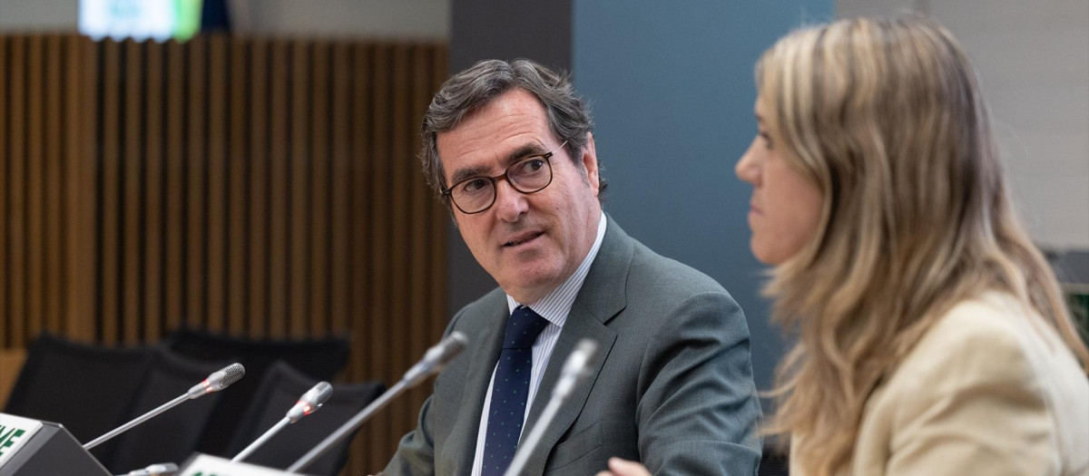 El presidente de la CEOE, Antonio Garamendi, junto a la presidenta de Cepyme, Ángela de Miguel.