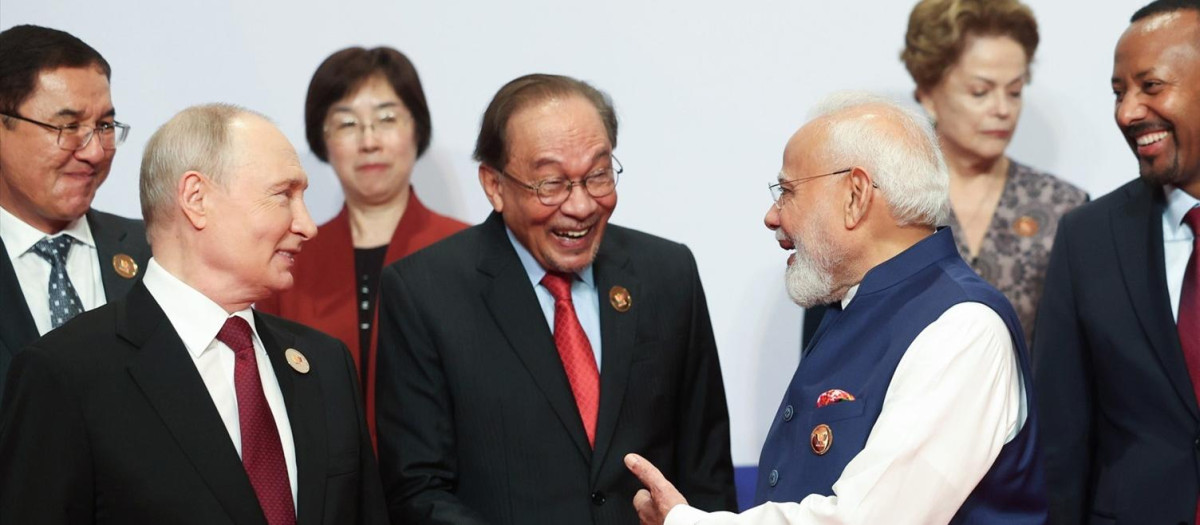 El primer ministro indio, Narendra Modi, saluda a su homólogo malasio, Anwar Ibrahim, ante la mirada de Vladimir Putin.