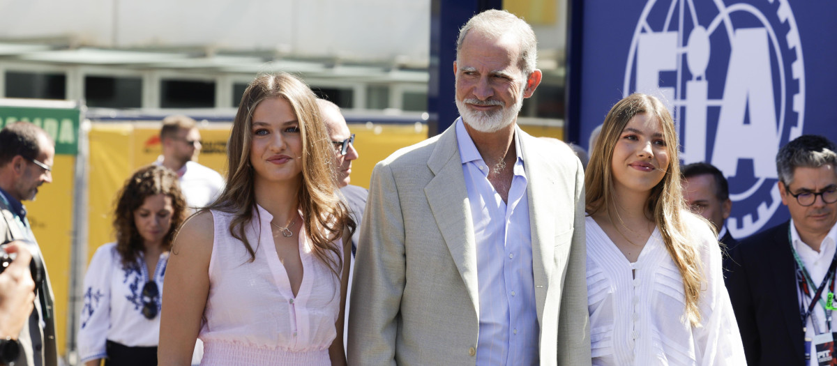 El rey Felipe VI, la princesa Leonor y la infanta Sofía a su llegada este domingo al Gran Premio de España de Fórmula