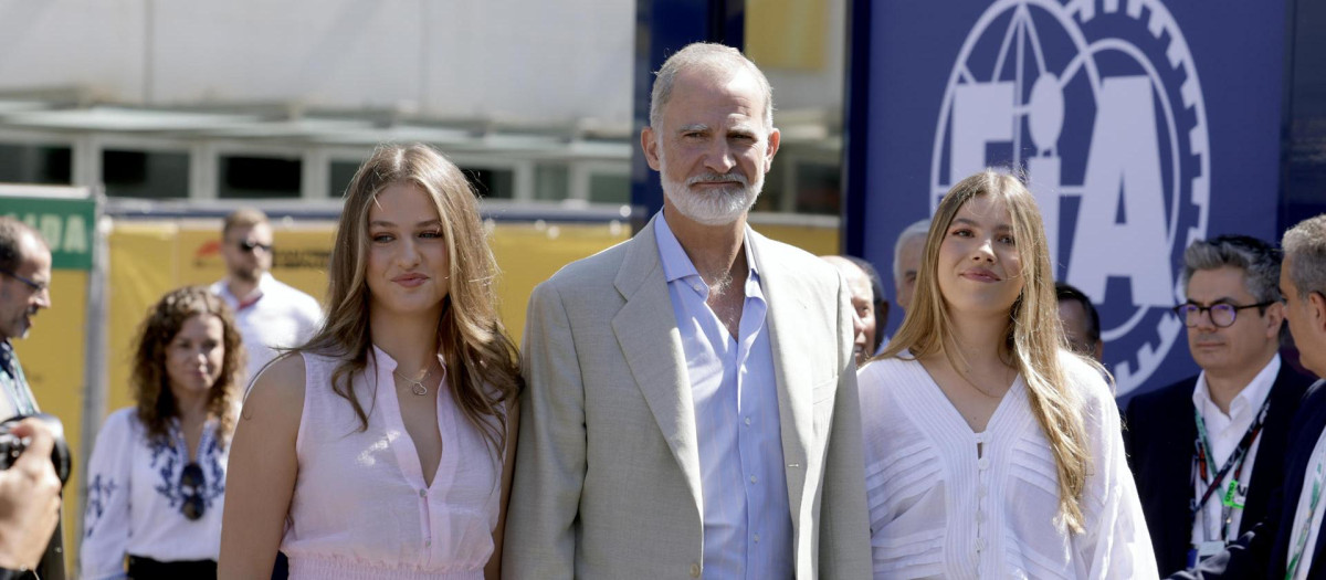 El Rey Felipe VI, la Princesa Leonor (i) y la Infanta Sofía (d) a su llegada este domingo al Gran Premio de España