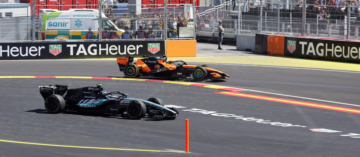 Kimi Antonelli, en el Gran Premio de España, con Lando Norris saliéndose del circuito