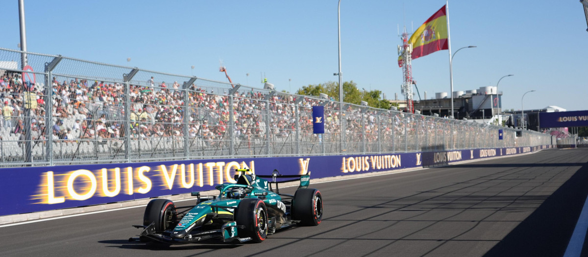 Fernando Alonso junto a la gran bandera de España de Madring