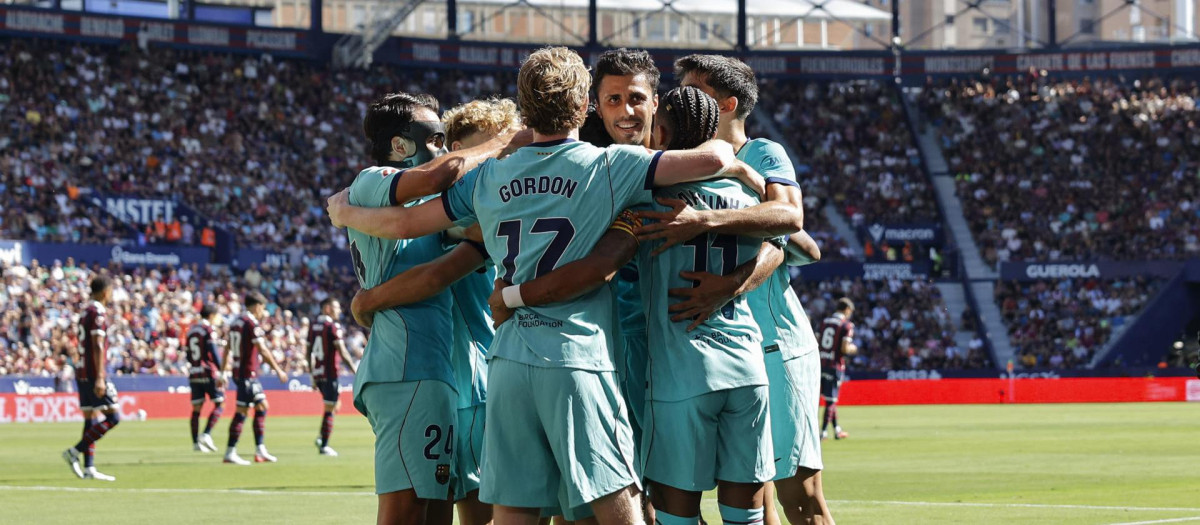 Los jugadores del FC Barcelona celebran un tanto durante el encuentro