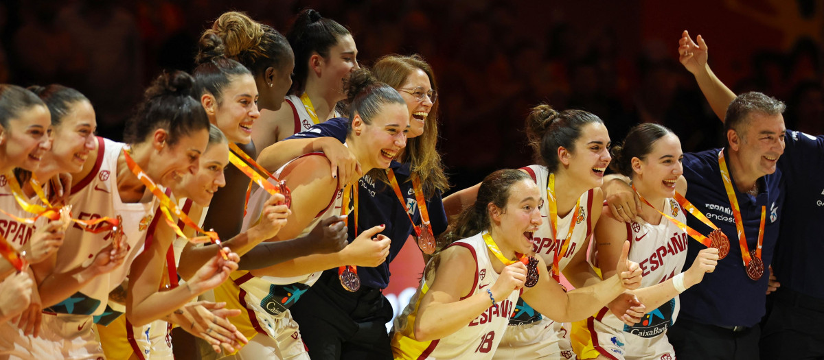 La selección española celebra la medalla de bronce en el Mundial femenino