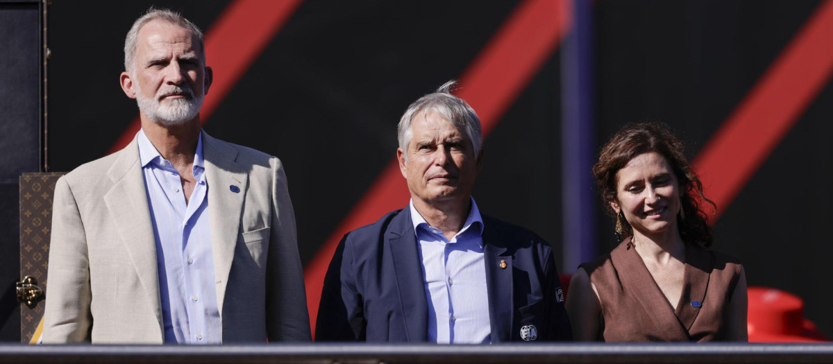 El Rey Felipe VI, junto al presidente del Real Automóvil Club de España (RACE), Carmelo Sanz de Barros (c), y la presidenta de la Comunidad de Madrid, Isabel Díaz Ayuso