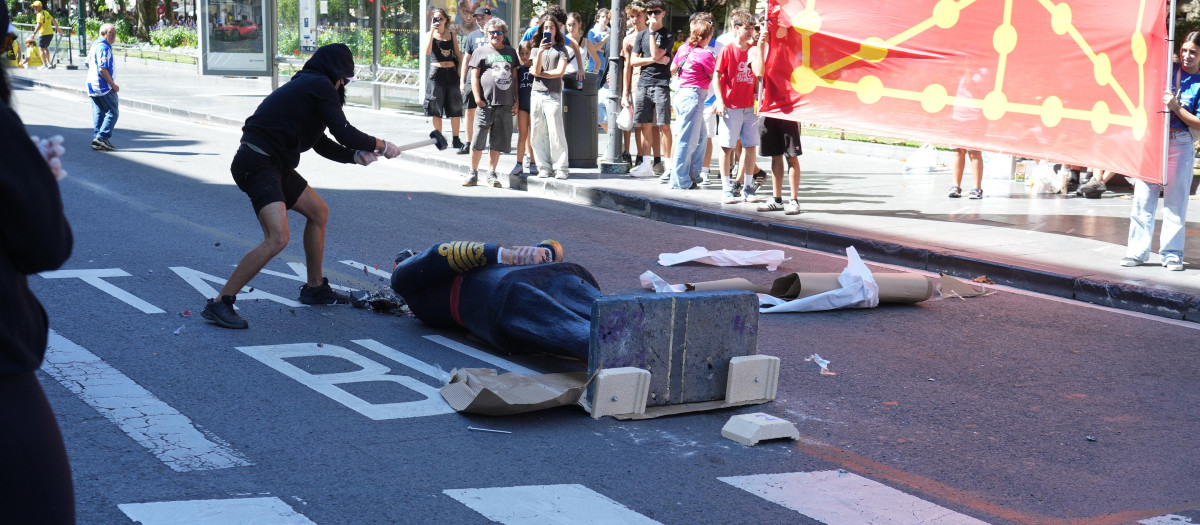 Varios encapuchados destrozan una figura del Rey Felipe VI en San Sebastián