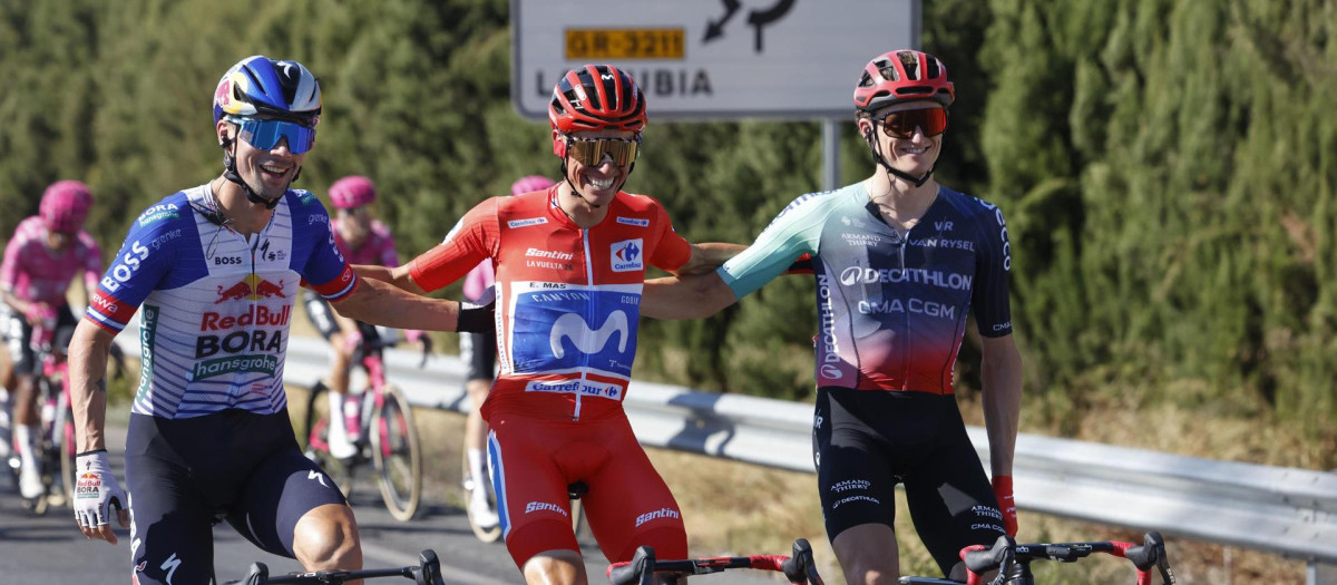 Enric Mas (c), del Movistar, junto al segundo y tercer clasificado, en la 21 y última etapa de la Vuelta ciclista España
