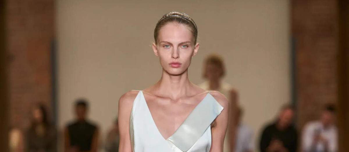 Una modelo desfila con la colección Calvin Klein durante la Semana de la Moda de Nueva York